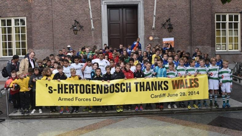 Children from s-Hertogenbosch say thank you to Wales