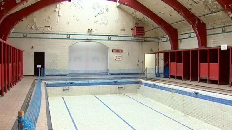 Am broinn seann Amar-snàimh Choc Bhaile a' Ghobhainn 