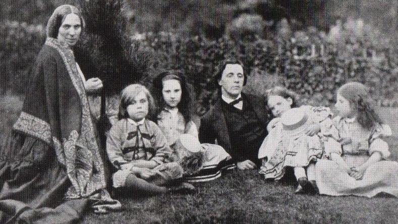 Bean Sheòrais, Louisa, ceathrar den cuid chloinne, agus caraid an teaghlaich Lewis Carroll.