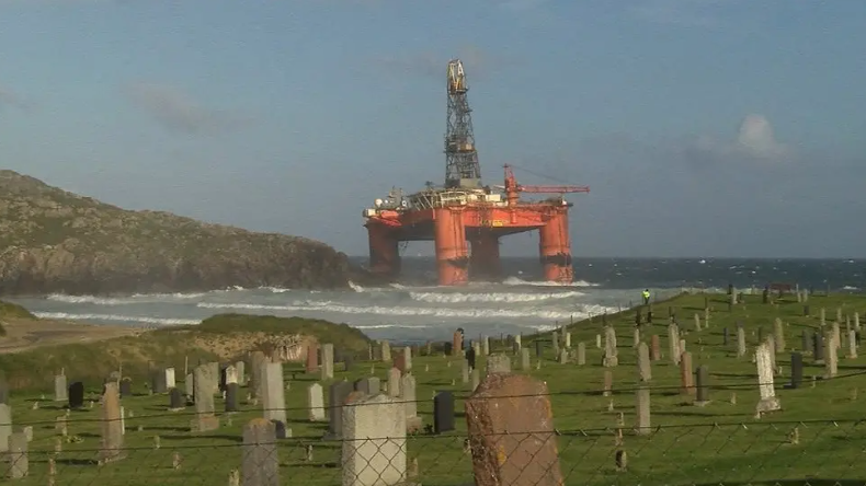 Clàr-ola an Transocean air na creagan ann an Dail Mòr