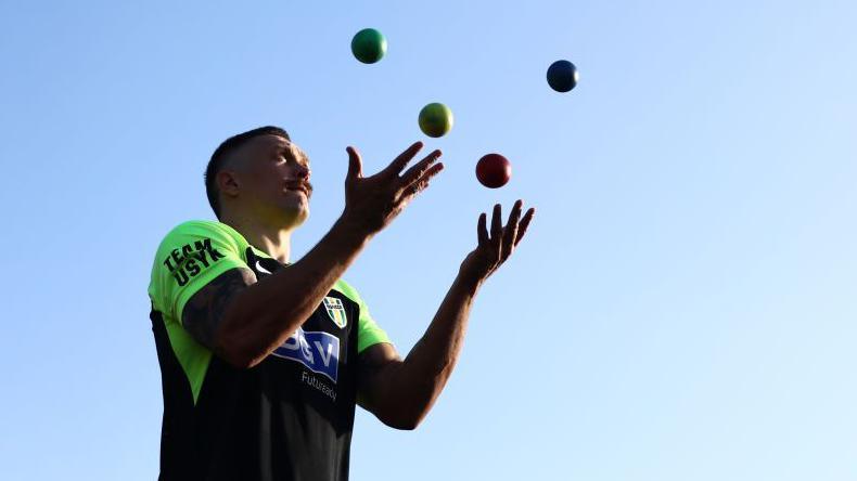 Oleksandr Usyk juggling 4 balls