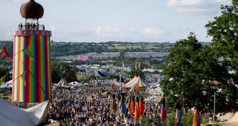 Glastonbury crowds 