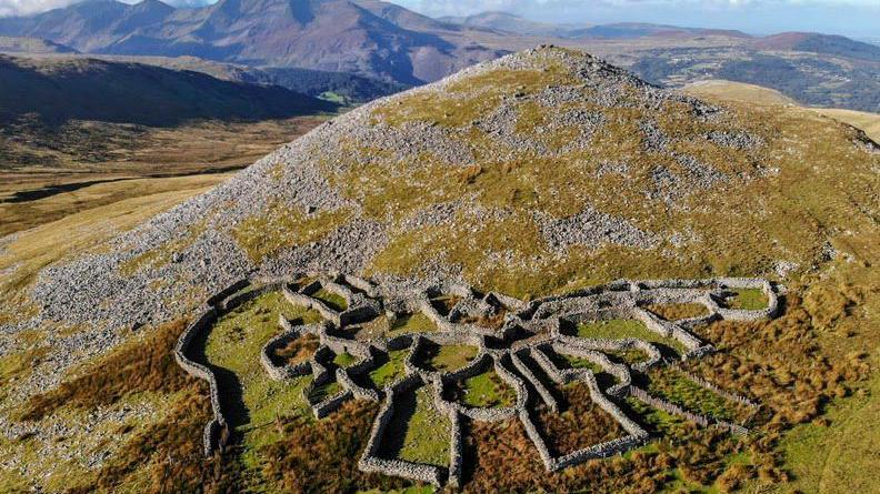 Buarthau'r Gyrn, Llanllechid