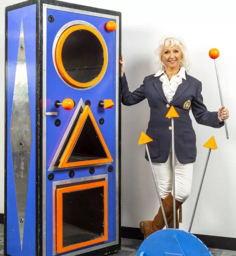 Debbie McGee with the Geometrix illusion box