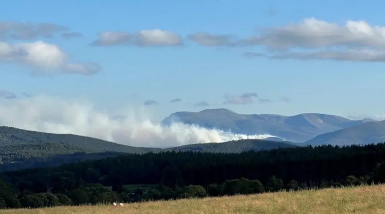 Ceò ag èirigh bhon teine fhiadhaich sa Mhonadh Ruadh