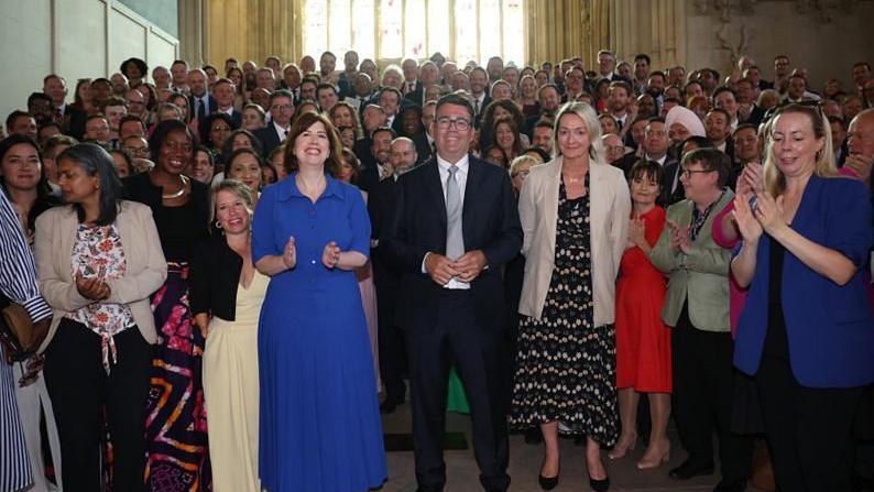Fe wnaeth Andy Burnham dyngu llw yn Nhŷ'r Cyffredin fore Llun cyn cwrdd â channoedd o ASau Llafur
