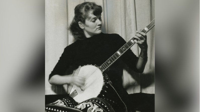 Seeger playing the longneck banjo in 1961.