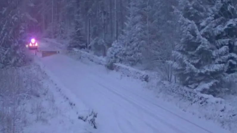 Rathad dùinte air sgàth na tha de shneachd air ann an Siorrachd Obair Dheathain