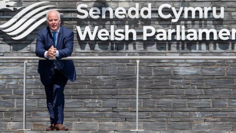 Andrew RT Davies yn sefyll tu allan Senedd Cymru