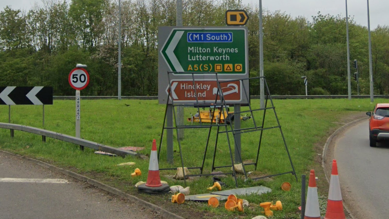 A road sign that that reads M1 South, Milton Keynes, Lutterworth and A5 (S)