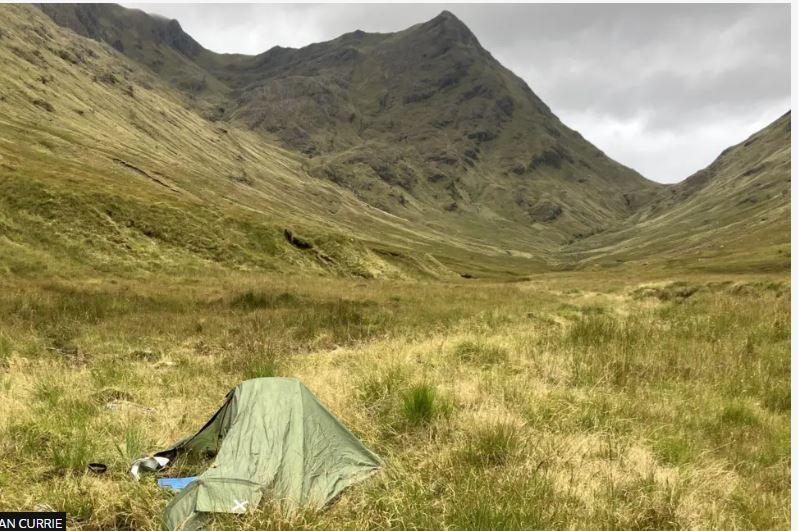 Dealbh a thog Ian Currie den làrach-champachaidh aige mus deach cùisean ceàrr