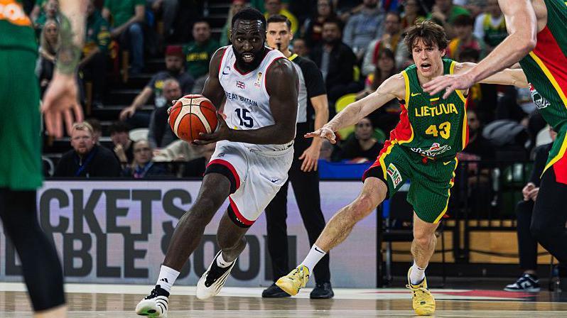 Akwasi Yeboah of Great Britain drives to nan handbasket 