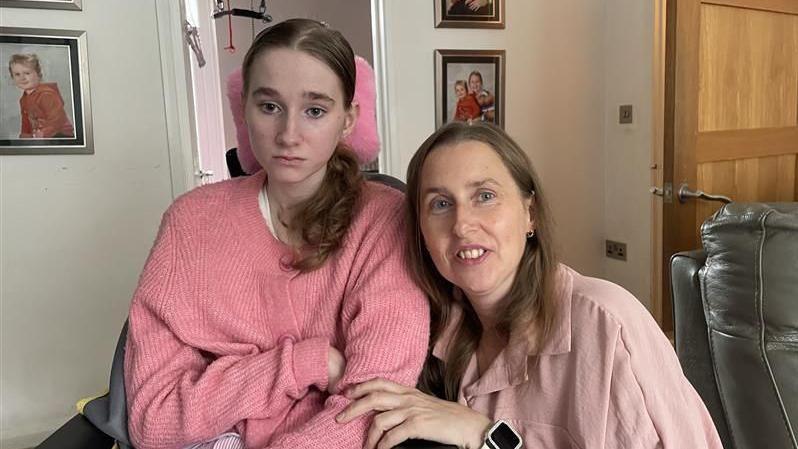 Llun o Jessica Cowley (chwith) a'i mam Rachel Cowley