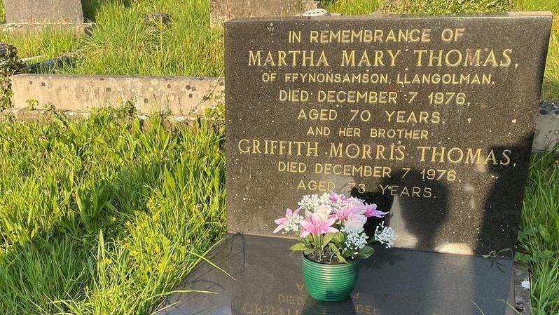Mae Griff Thomas a'i chwaer Martha wedi eu claddu ym mynwent capel Rhydwilym, ble roedd y ddau yn cyd-addoli