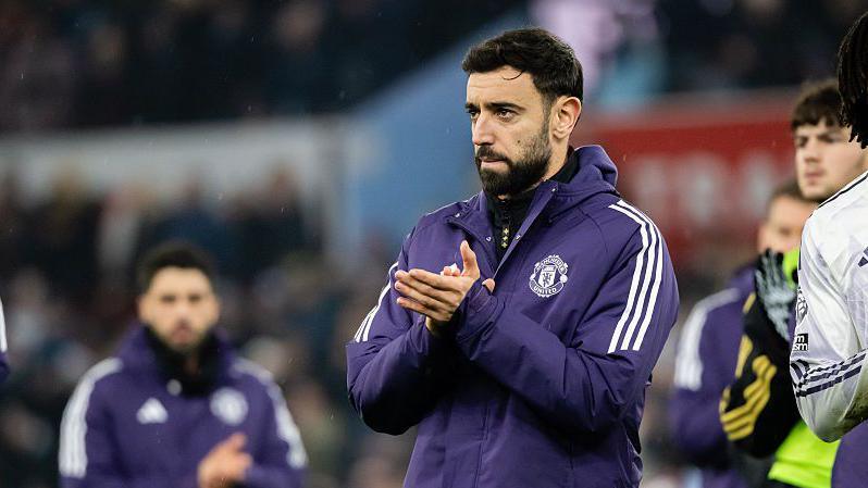 Bruno Fernandes applauds Manchester United away fans