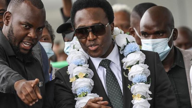 Venancio Mondlane, wearing dark glasses and with a garland around his neck, is surrounded by other people in Maputo on 9 January 2025