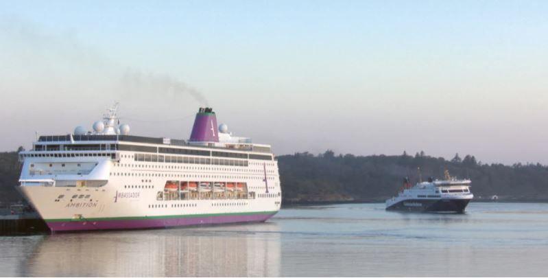 An Ambition ri taobh an MV Loch Seaforth ann an Steòrnabhagh