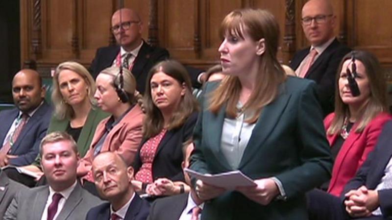 Cabinet crowd into Commons for Rayner's resignation speech