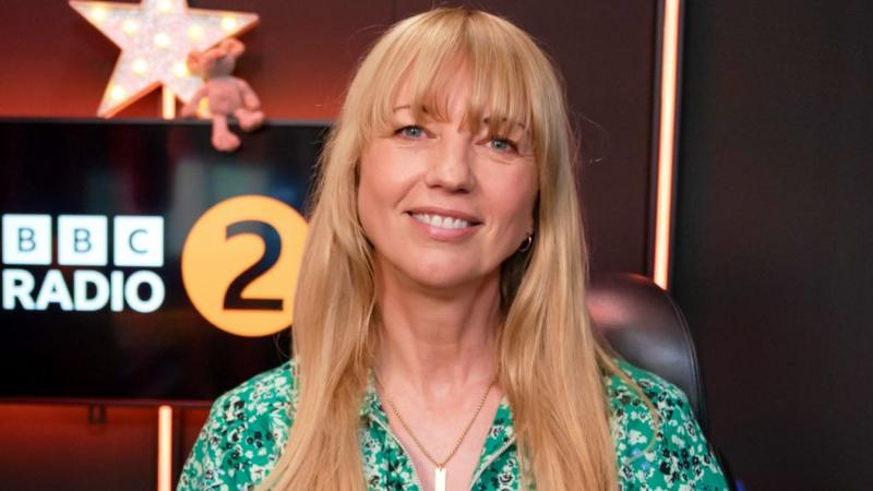 Sara Cox replaces Scott Mills on Radio 2 breakfast show