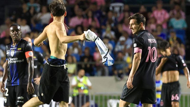 Messi tackled by pitch invader in Inter Miami game