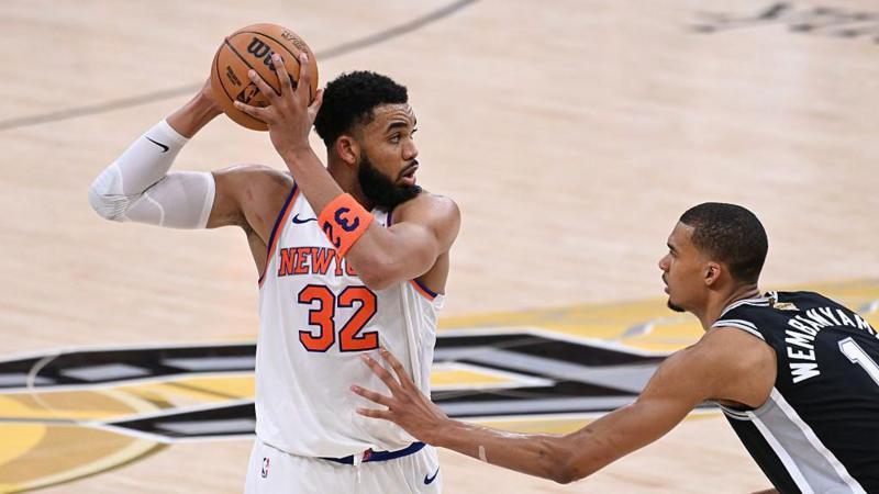 Knicks lead NBA Finals after late run beats Spurs