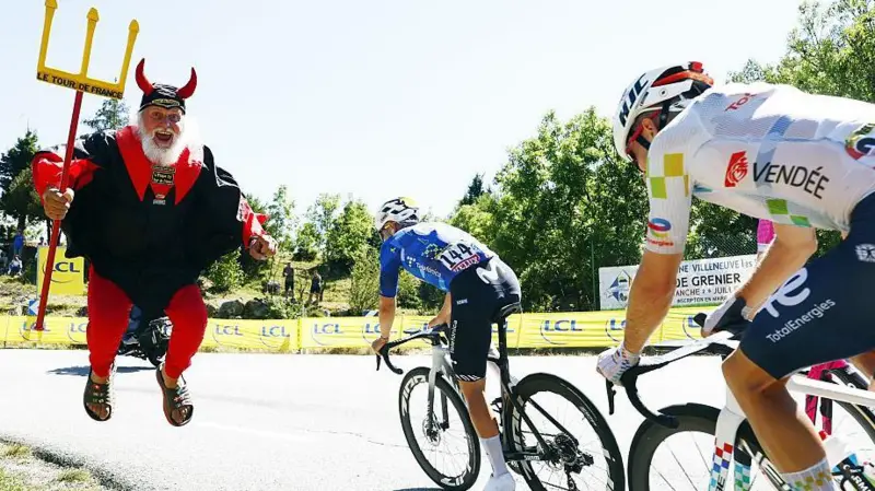 Pogacar se hace con el maillot amarillo del Tour tras una victoria en la tercera etapa, disputada bajo un calor sofocante.