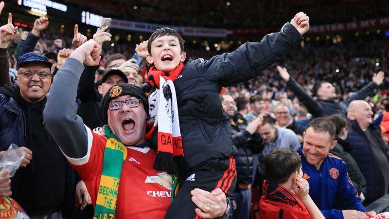 Manchester United fans celebrate