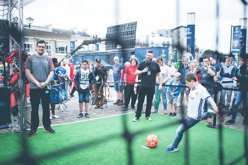 Mae 'na gyfle hefyd i sêr y dyfodol arddangos eu doniau