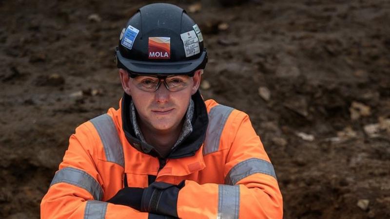 London's largest Roman mosaic find for 50 years uncovered - BBC News