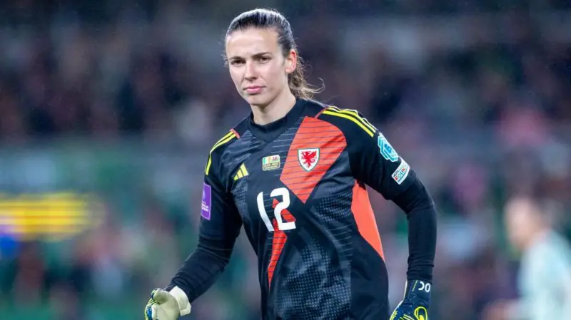 Leicester City sign Wales goalkeeper Olivia Clark on a permanent deal from FC Twente