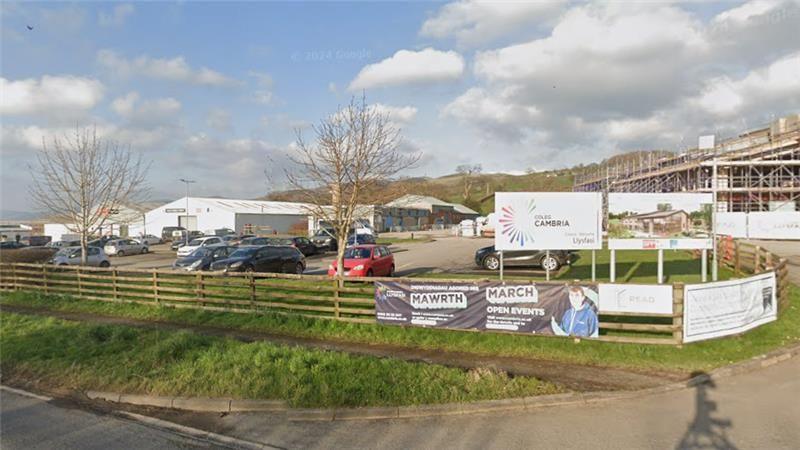 Llun o adeilad Coleg Cambria Llysfasi ger Rhuthun