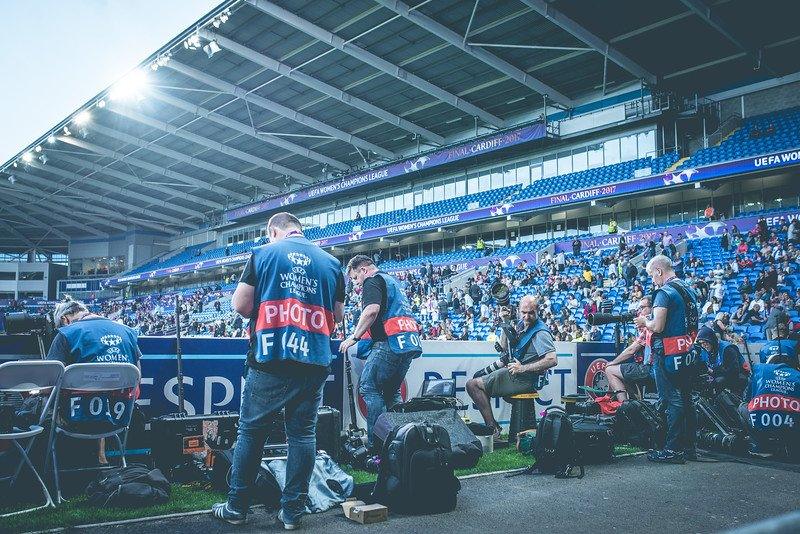 Y wasg yn cadw llygad barcud ar rownd derfynol y merched yn Stadiwm Dinas Caerdydd nos Iau