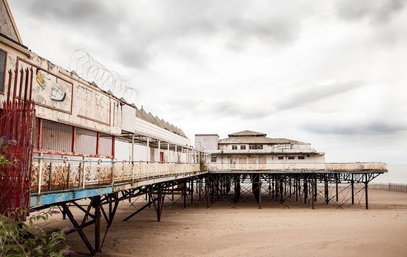 Mae dyfodol pier Bae Colwyn y ansicr ond mae'n dwyn atgofion yn ôl i lawer am hafau pleserus y gorffennol // Colwyn Bay pier's future is in doubt but it evoke memories of many a golden summer in the past