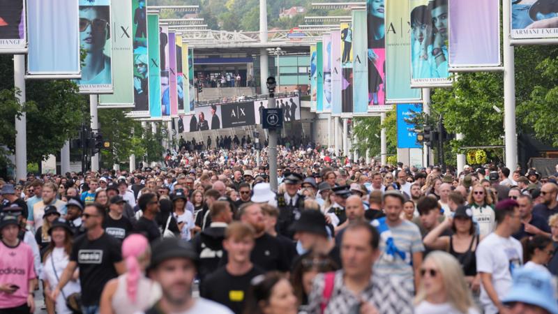 Wembley Stadium investigating after 'hundreds' sneak into Oasis concert