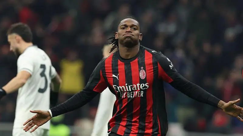 Rafael Leao anotó y el AC Milan ascendió a la cima de la Serie A con una ajustada victoria contra la Lazio, a la que se le negó un penal en el tiempo añadido del segundo tiempo.