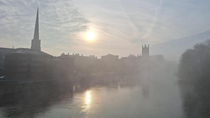 Fog and sunshine in the weekend forecast as high pressure clings on