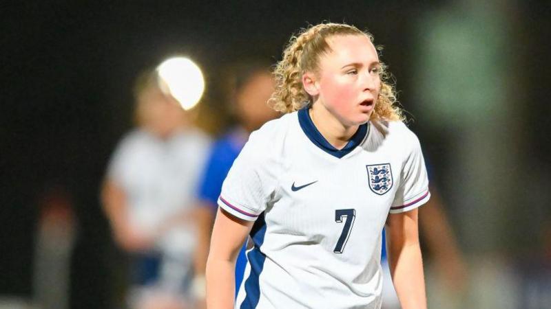 Everton Secures England Winger Robinson on Exciting Loan Deal