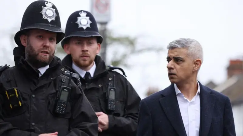 Sir Sadiq Khan with Met police officers 