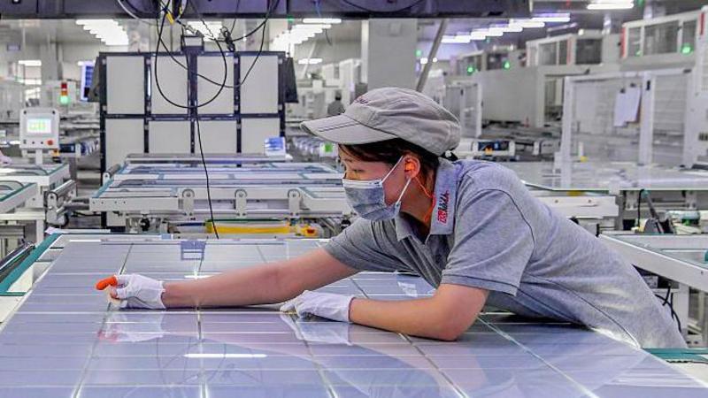 Trump imposes 15% tariff on key chip material to counter China