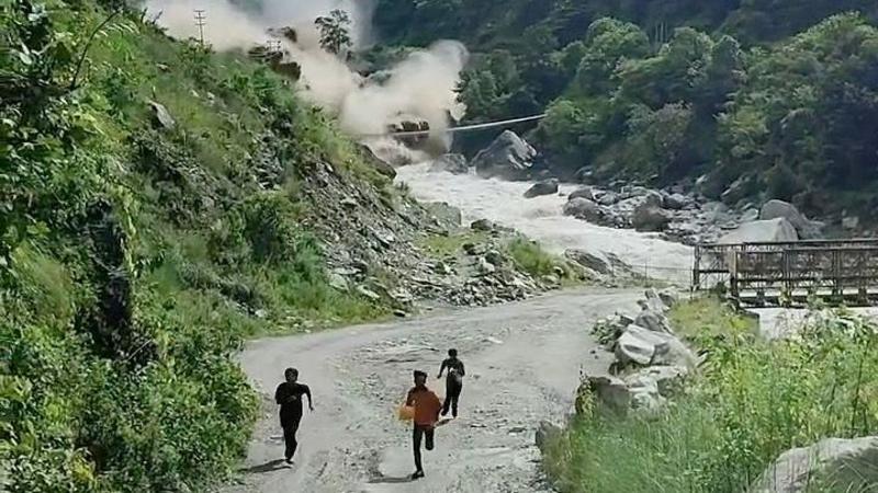 Worker films moment he runs to higher ground