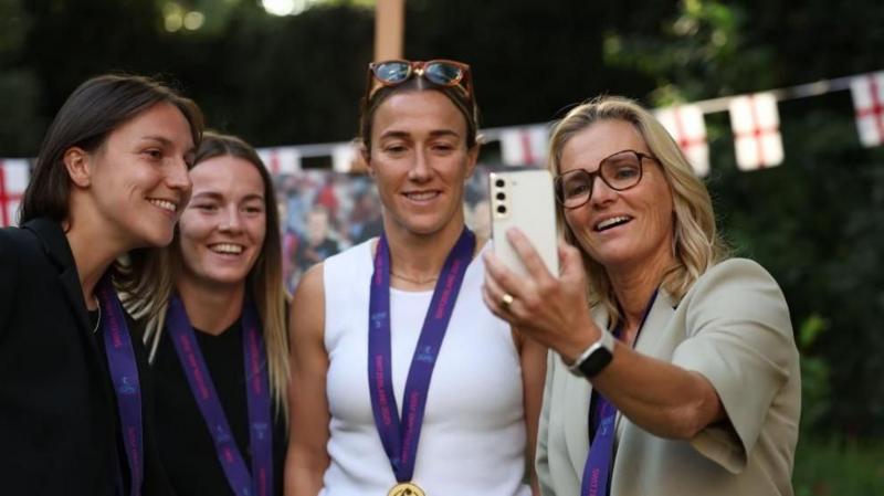 London Hosts Thrilling Open-Top Parade for Champion Lionesses!