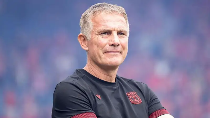 El entrenador del Wrexham, Parkinson, confía en los fichajes de verano.