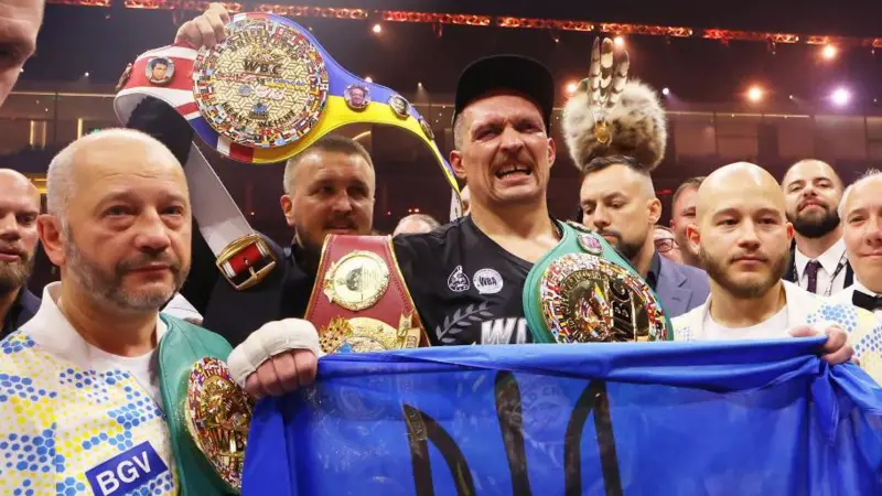 Usyk deja vacantes sus cinturones, pero no se retira.