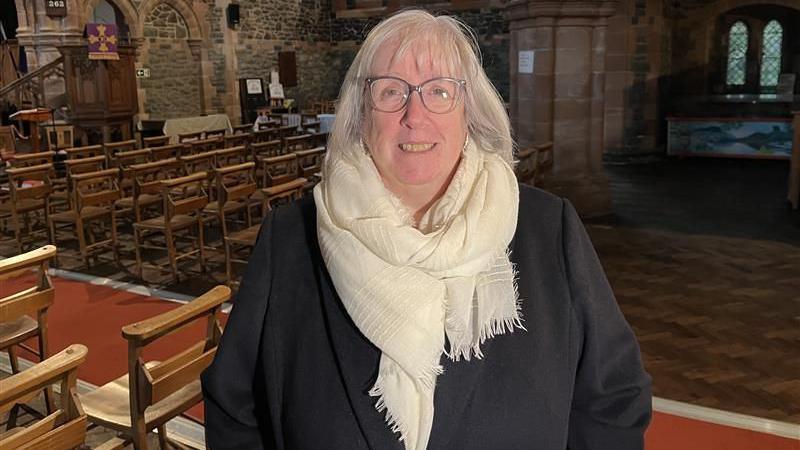 Heather Jones, clerc cymuned Llanberis a Nant Peris mewn eglwys