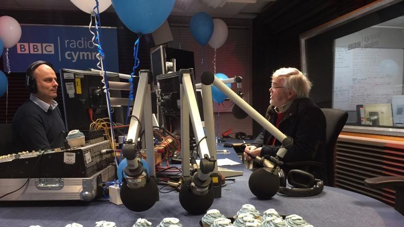 dei yn sgwrsio efo aled hughes