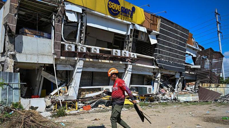 Hundreds of aftershocks jolt Philippines as officials say death toll could rise