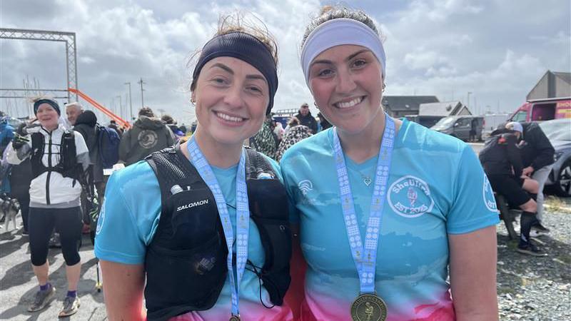 (Chwith i'r dde) Cadi Williams a Jasmin Edwards o Aberdaron