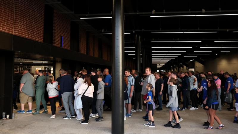 Everton's Stadium Debut Delayed: Fans Must Wait for Kick-off!