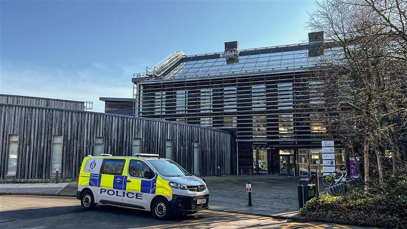 Carbad poilis taobh a-muigh oifisean NàdarAlba ann an Inbhir Nis