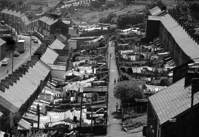 Rhondda Valley, Monday Wash Day (1972) gan David Hurn